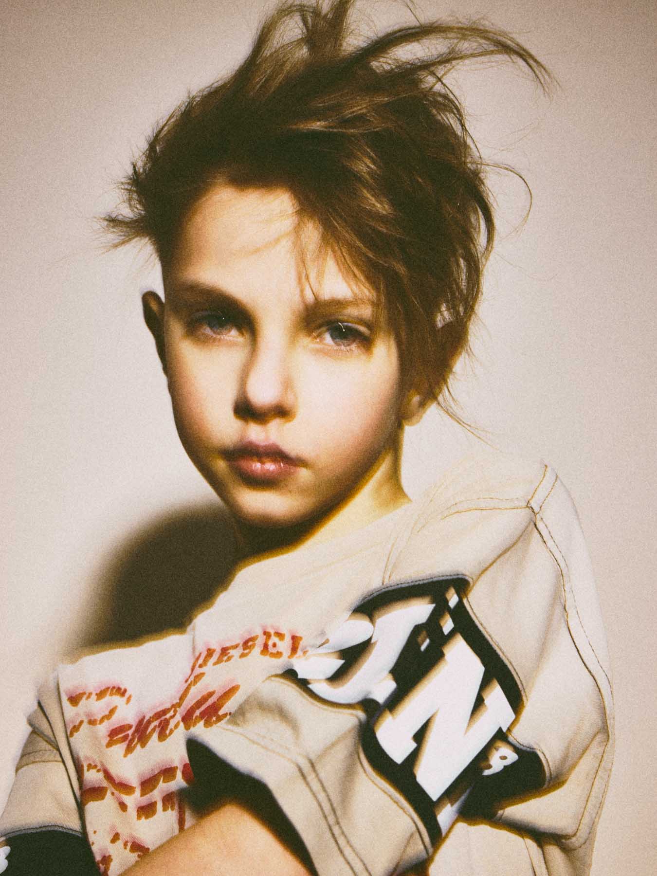 servizio di moda bambino per la rivista style Piccoli scattato da Federico Leone in un ring di boxe - Image 04