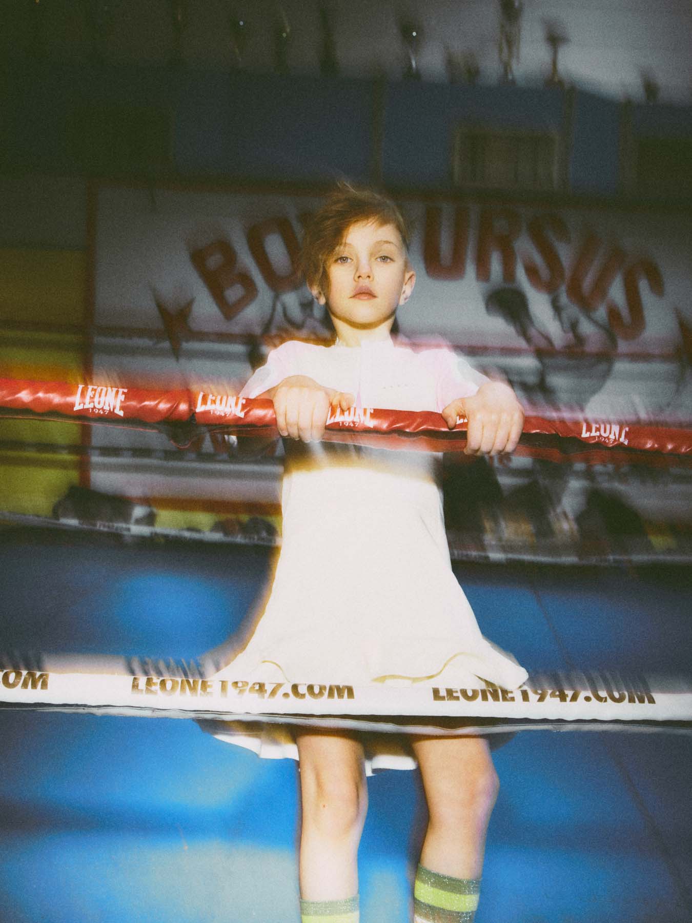 servizio di moda bambino per la rivista style Piccoli scattato da Federico Leone in un ring di boxe - Image 06