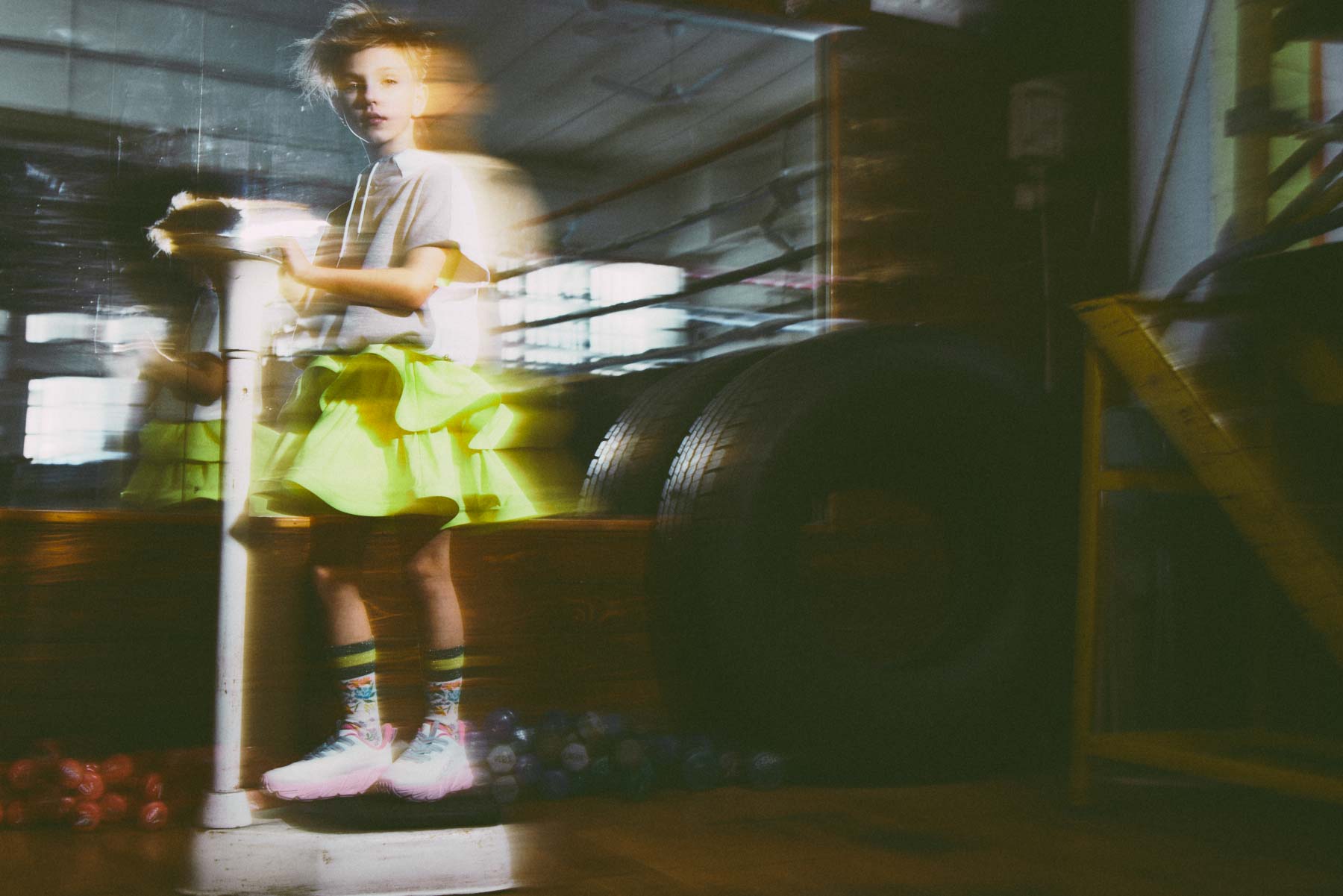 servizio di moda bambino per la rivista style Piccoli scattato da Federico Leone in un ring di boxe - Image 11