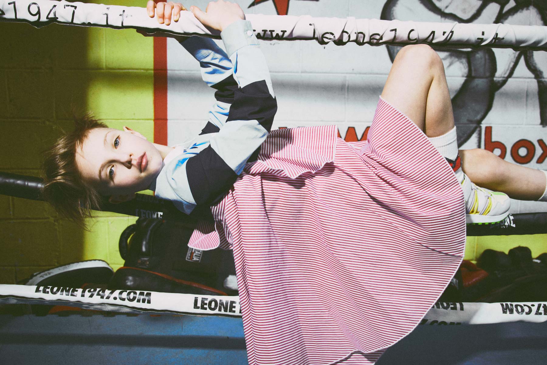 servizio di moda bambino per la rivista style Piccoli scattato da Federico Leone in un ring di boxe - Image 17