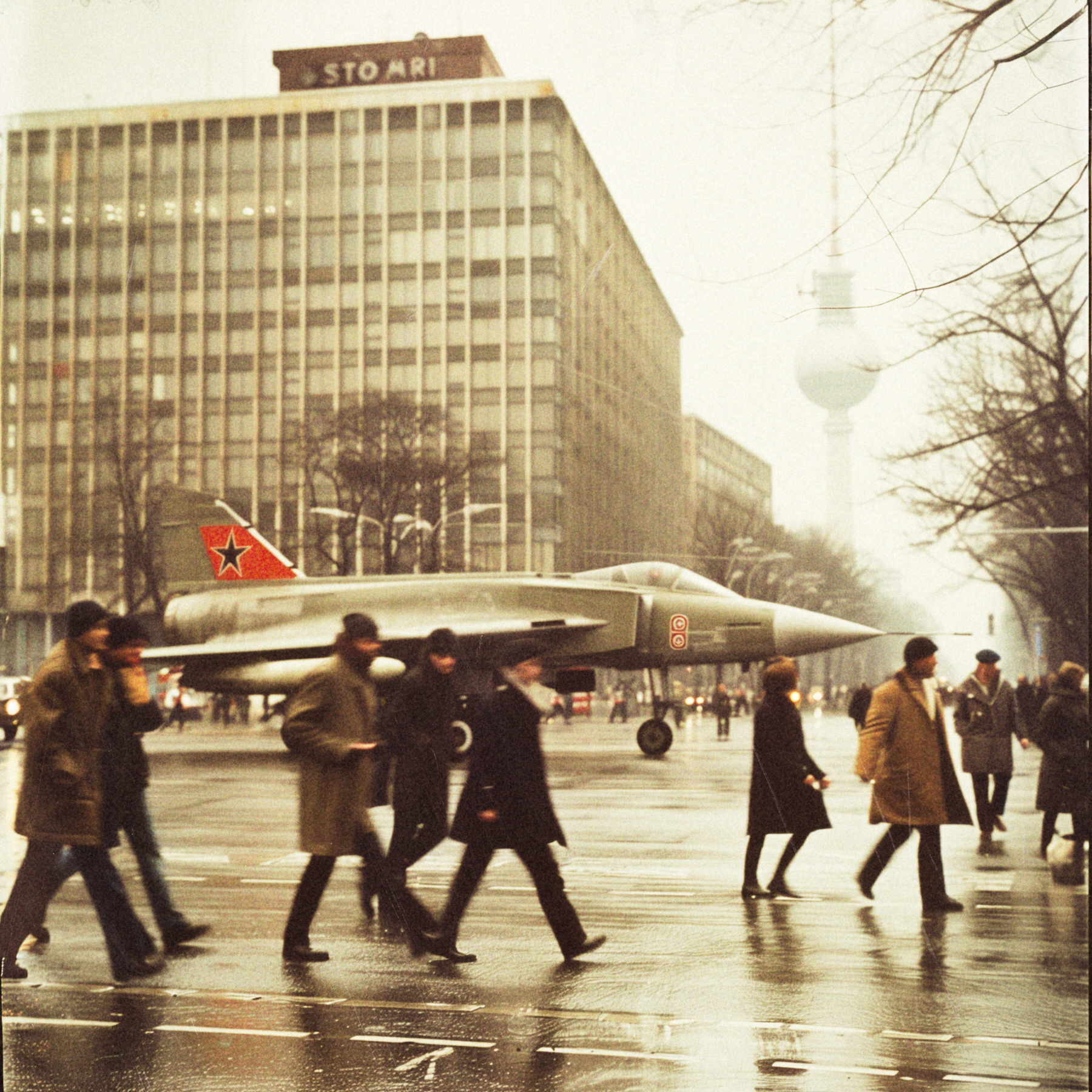 The Mutoids: a visual project by Federico Leone inspired by Berlin in the early 1990s, where post-punk art, recycling and rebellion turned chaos into beauty. - Image 24